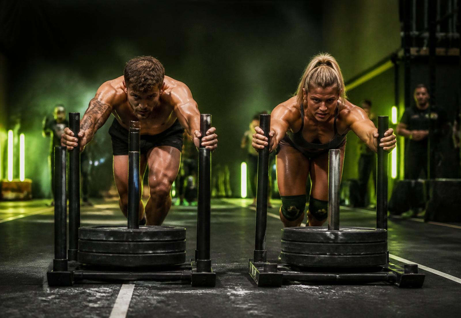 Zwei Athleten im direkten Duell beim Sled Push